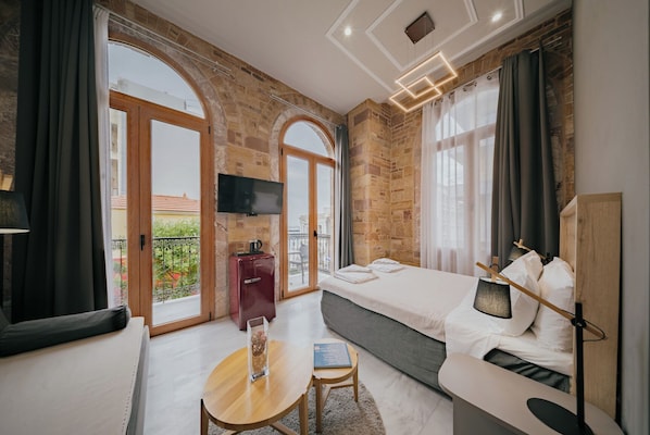 Deluxe Triple Room, 1 Bedroom, Balcony, Sea Facing | Pillowtop beds, individually decorated, desk, blackout drapes