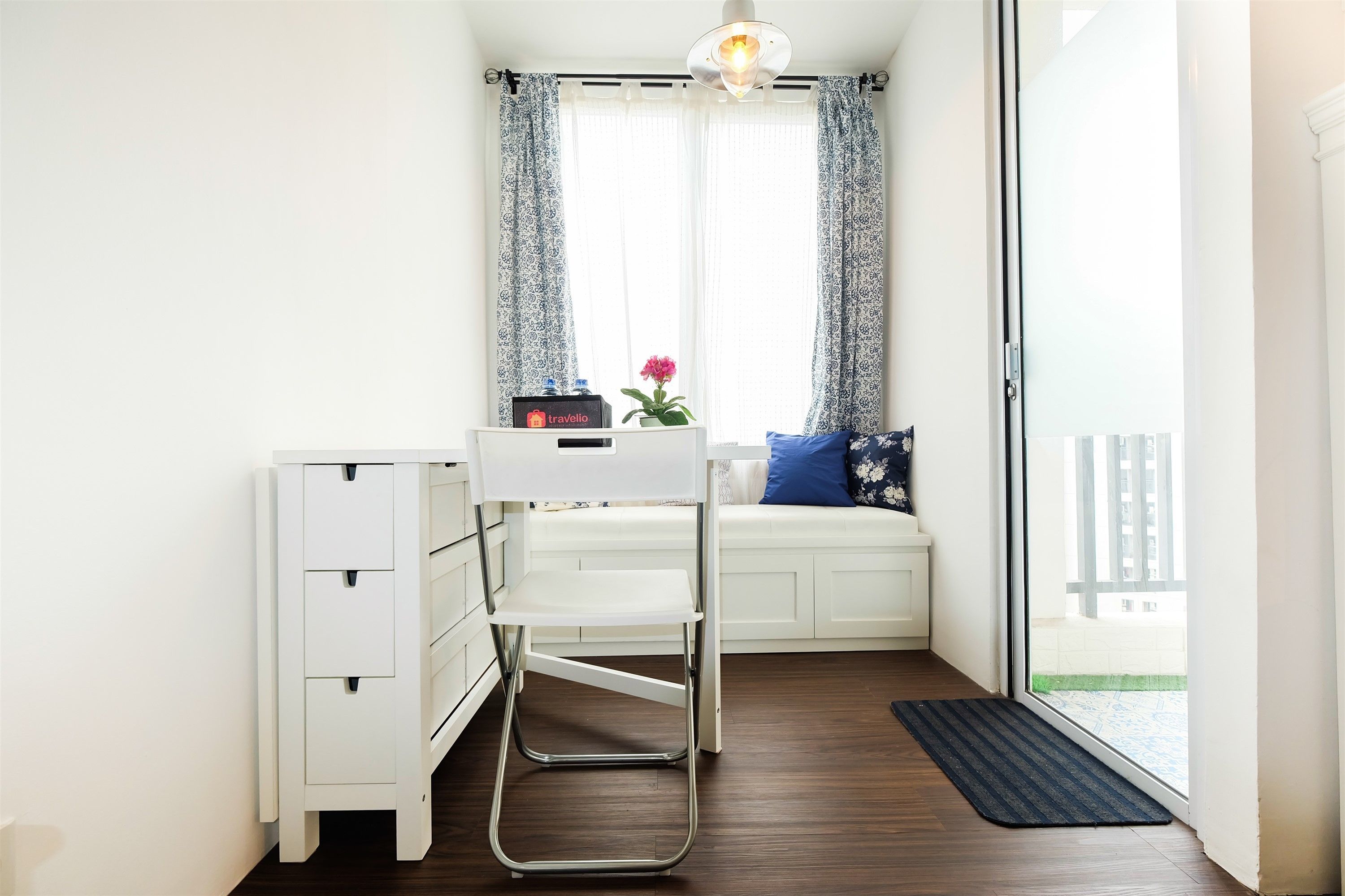 Standard Studio | Living area | Flat-screen TV