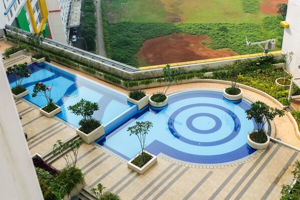 Outdoor pool - Minimalist Studio at Bassura City Apartment By Travelio (Jakarta)