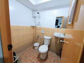 Shared Dormitory, Mixed Dorm | Bathroom | Shower, free toiletries, towels