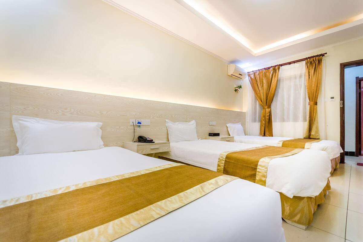 Triple Room | In-room safe, desk, blackout drapes, soundproofing