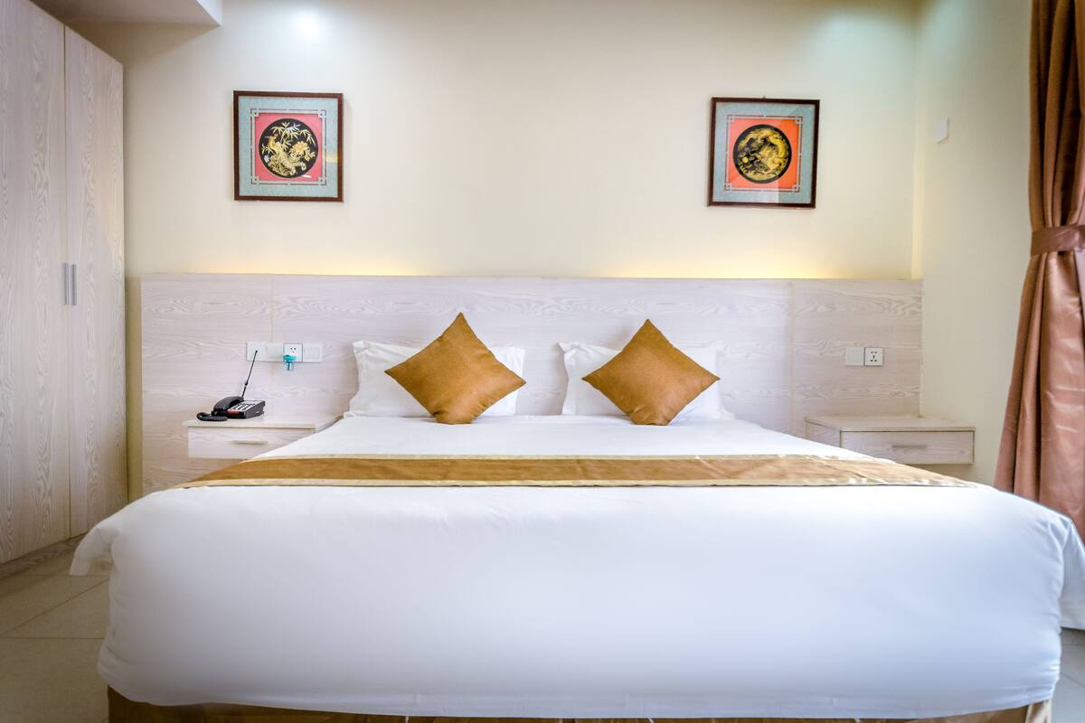 Suite | In-room safe, desk, blackout drapes, soundproofing