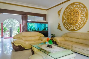 Lobby sitting area - Nanjing Restaurant & Motel (Kampala)