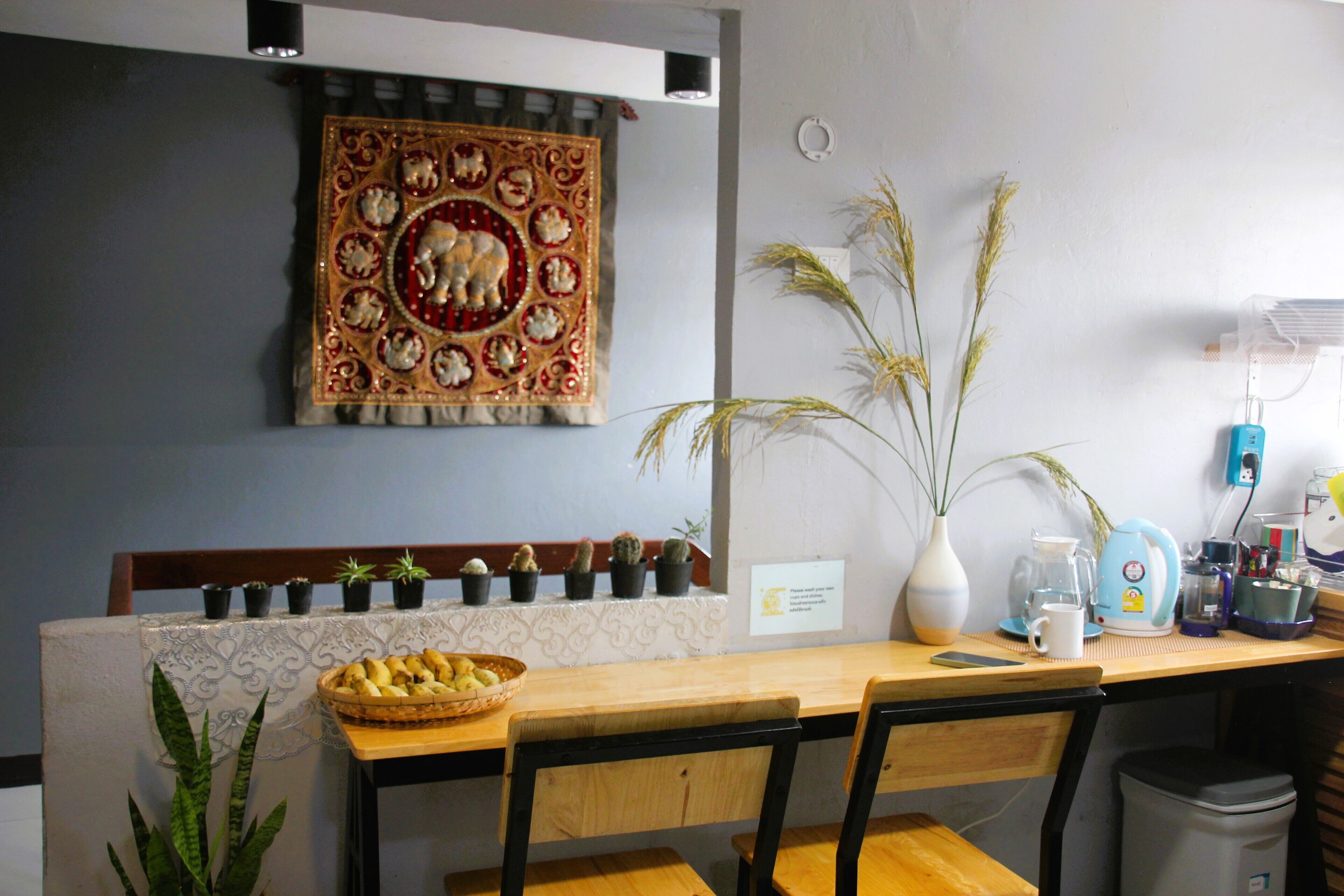 32-inch flat-screen TV with cable channels, TV