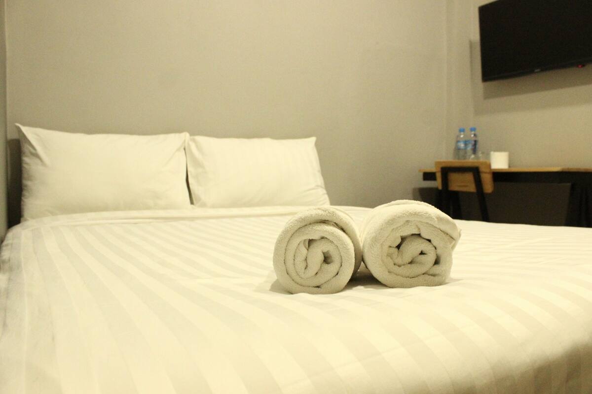 Double Room (No Window) | Minibar, skrivebord, blendingsgardiner og wi-fi (inkludert)