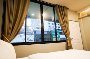 Quarto casal, sacada | Frigobar, escrivaninha, cortinas blackout, Wi-Fi de cortesia