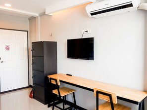 Studio Familial, plusieurs lits | Minibar, bureau, rideaux occultants, Wi-Fi gratuit