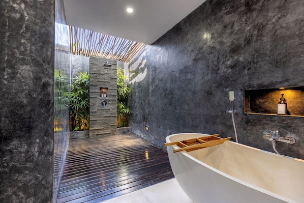 The Supreme - Signature Collection | Baño | Amenidades de baño gratuitas, secadora de cabello, batas, bidet