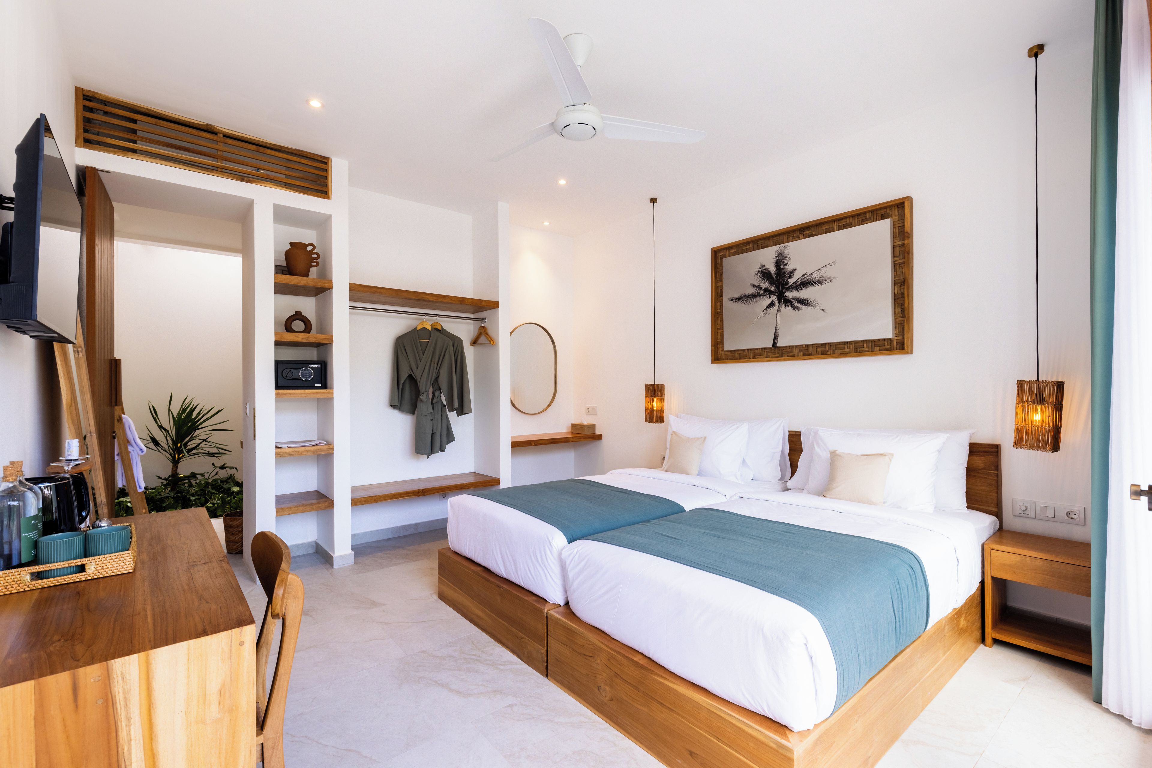 Une chambre à coucher moderne, avec un lit, une table de chevet et un ventilateur de plafond.