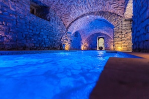 Hồ bơi trong nhà, hồ bơi ngoài trời phục vụ theo mùa