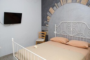 Free cots/infant beds, free WiFi, bed sheets