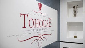 A wall with a logo and text reading "TOHOUSE STYLE IN ROOM". - B&B Tohouse Deluxe (Turin)