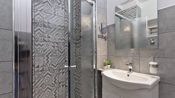 Triple Room | Bathroom