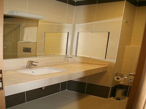 Deep soaking tub, free toiletries, hair dryer, towels