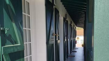 Geluiddichte muren, gratis wifi, beddengoed