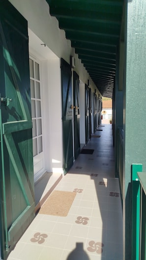 Quartos à prova de som, Wi-Fi de cortesia, roupa de cama