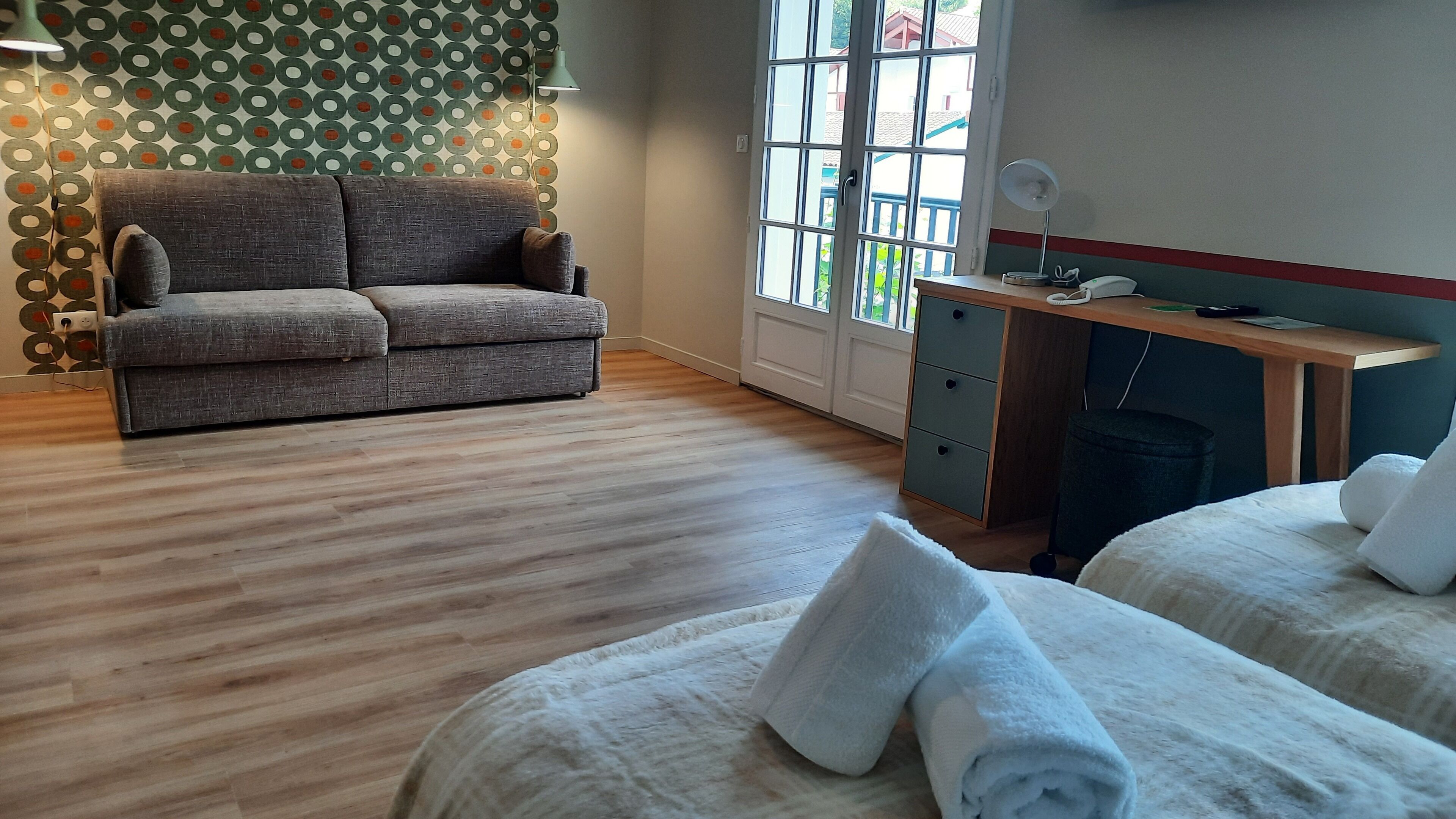 Studiosuite | Wohnbereich | Flachbildfernseher, Tischtennisplatte