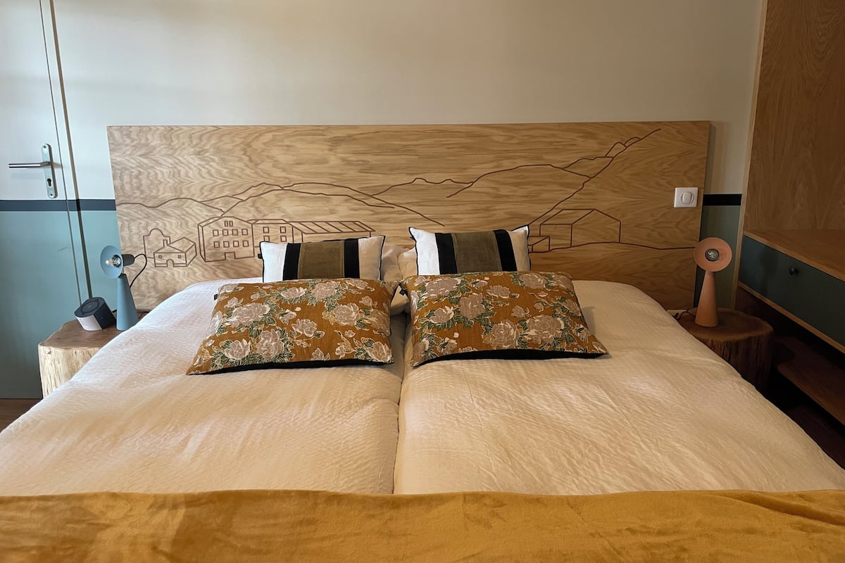 Soundproofing, free WiFi, bed sheets