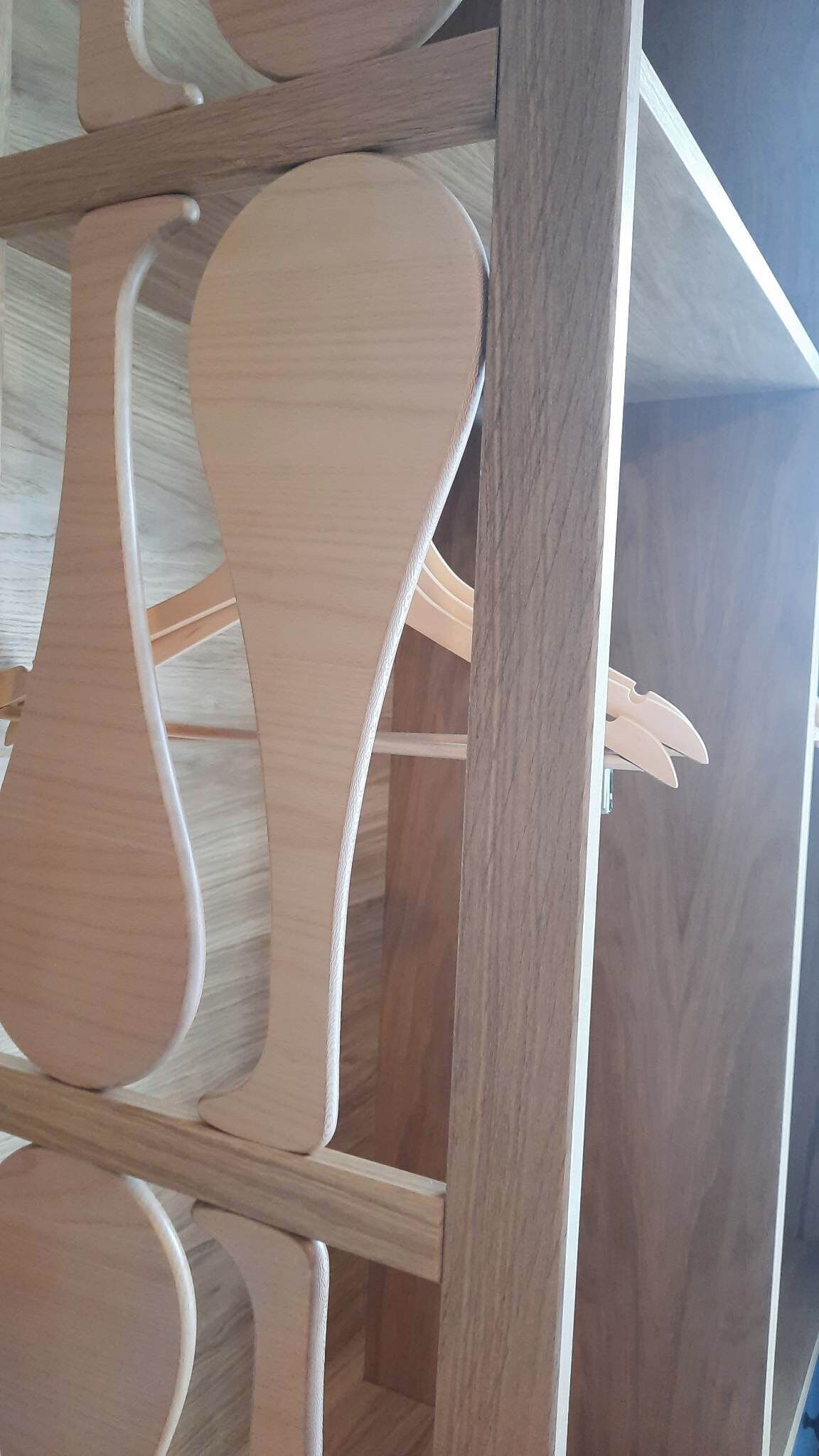 Una estructura de madera con diseño curvo, posiblemente parte de un mueble o elemento arquitectónico.