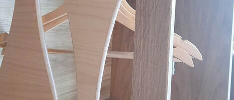 Una estructura de madera con diseño curvo, posiblemente parte de un mueble o elemento arquitectónico.