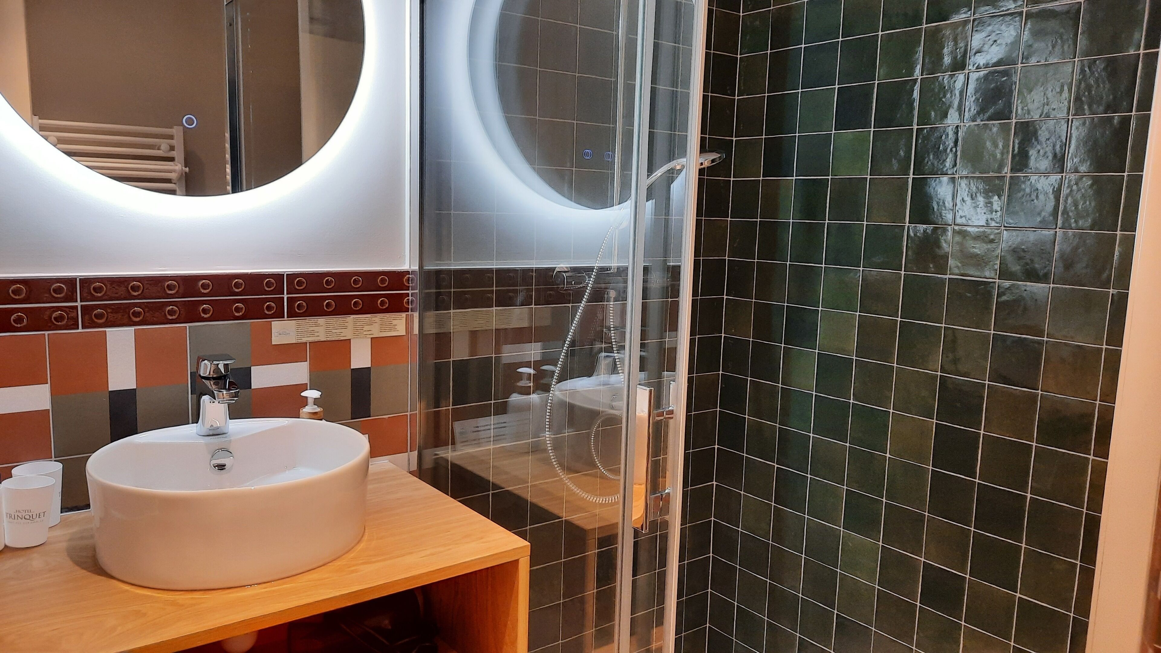 Studio suite | Badkamer | Een diep bad, handdoeken
