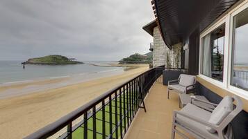 Premium tweepersoonskamer, balkon, uitzicht op zee | Een minibar, een bureau, een strijkplank/strijkijzer, gratis wifi