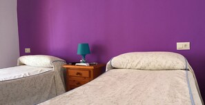 Double or Twin Room | Desk, blackout curtains, cots/infant beds, rollaway beds - Pension Pinzapa (Chipiona)