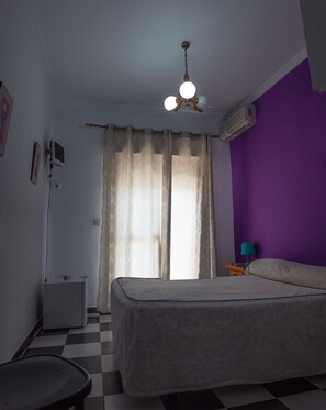 Double or Twin Room | Desk, blackout curtains, cots/infant beds, rollaway beds - Pension Pinzapa (Chipiona)
