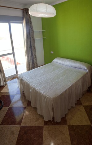 Double or Twin Room | Desk, blackout curtains, cots/infant beds, rollaway beds - Pension Pinzapa (Chipiona)