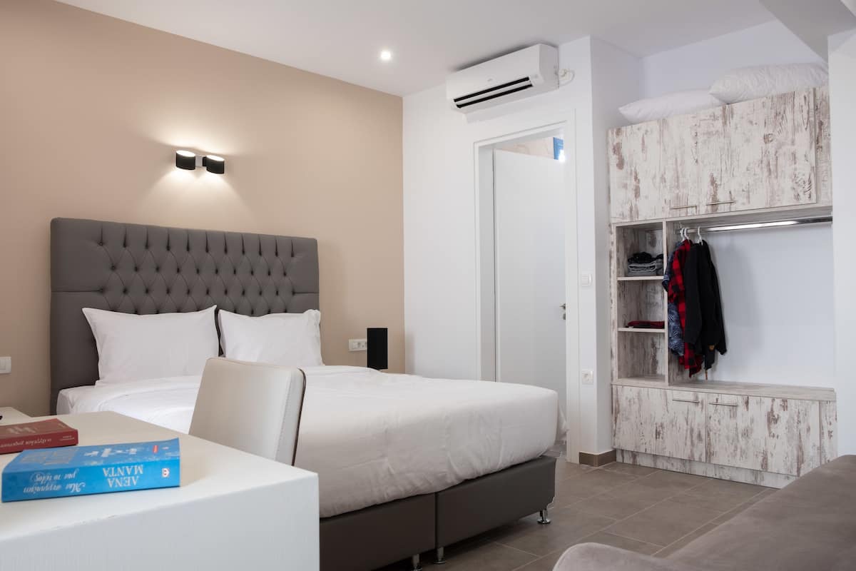 Superior Triple Room (Studio) | In-room safe, soundproofing, iron/ironing board, free WiFi