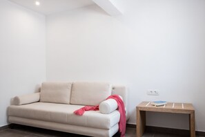 Living area - Tristhenia Hotel (Santorini)