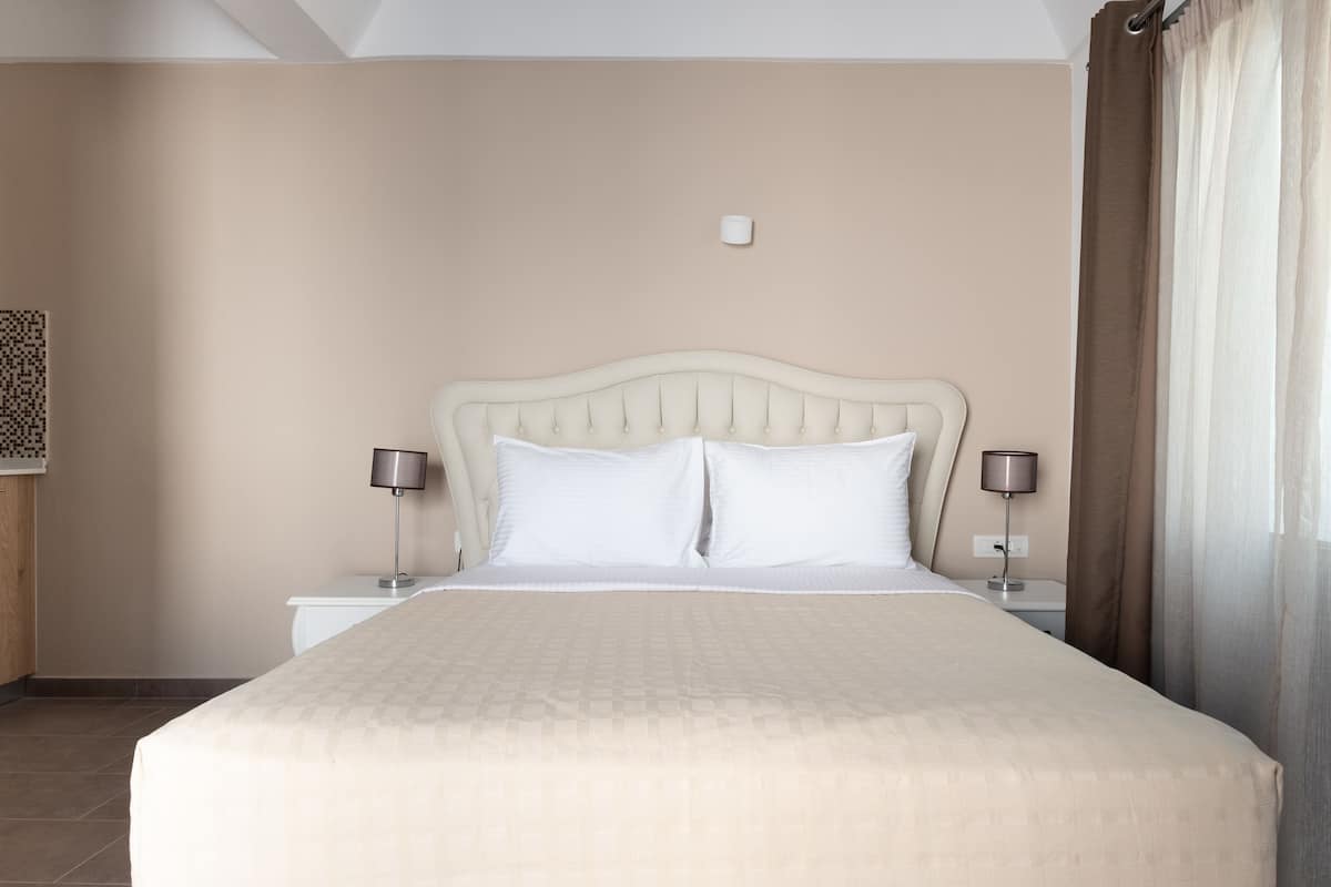Deluxe Studio, Pool View | In-room safe, soundproofing, iron/ironing board, free WiFi