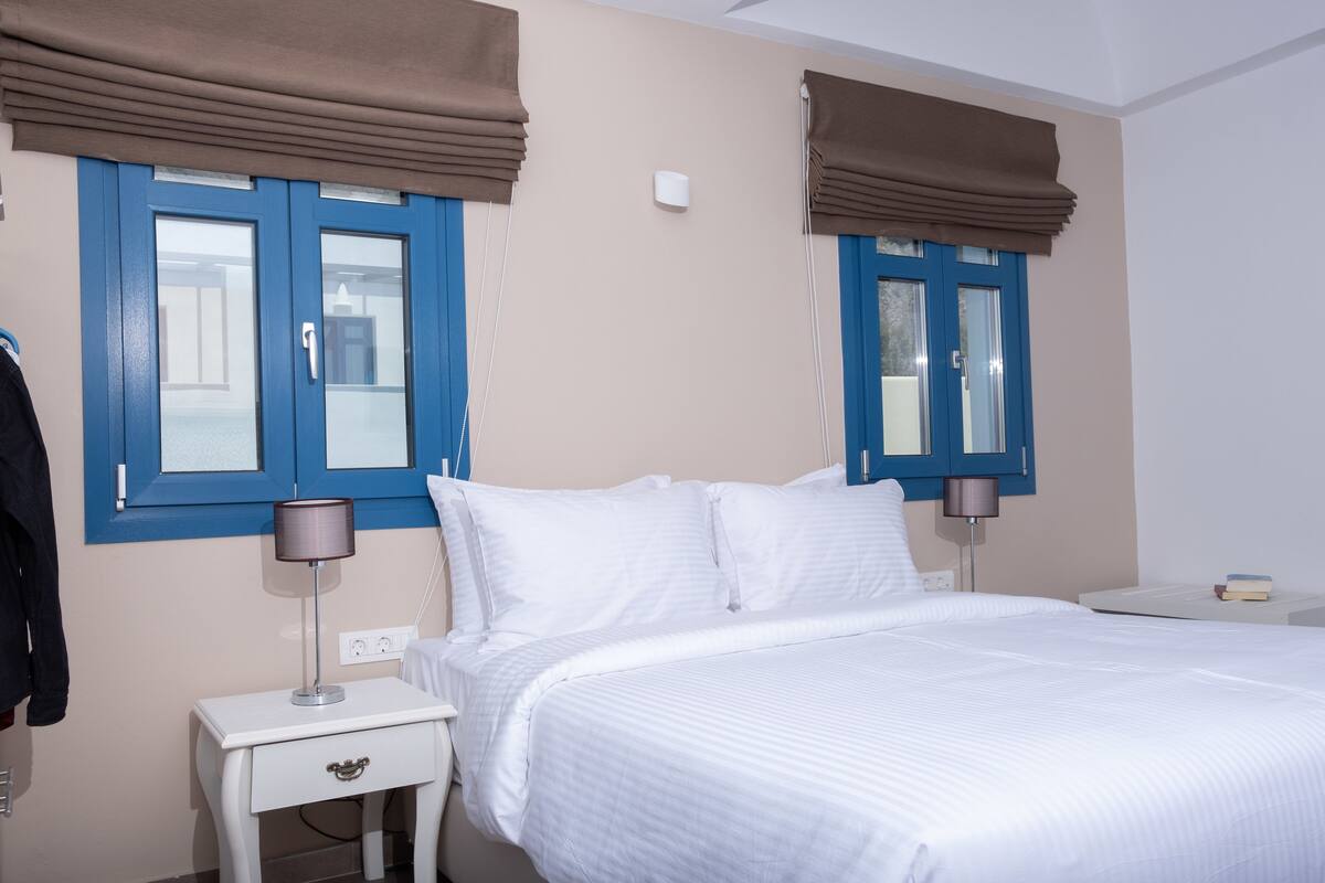 Suite – deluxe, spabadekar | Safe på rommet, lydisolert, strykejern/-brett og wi-fi (inkludert)