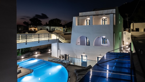 A modern building with a swimming pool and a glass bridge. - Tristhenia Hotel (Santorini)