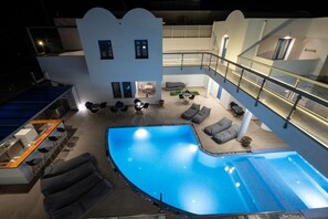 Piscine extérieure, chaises longues