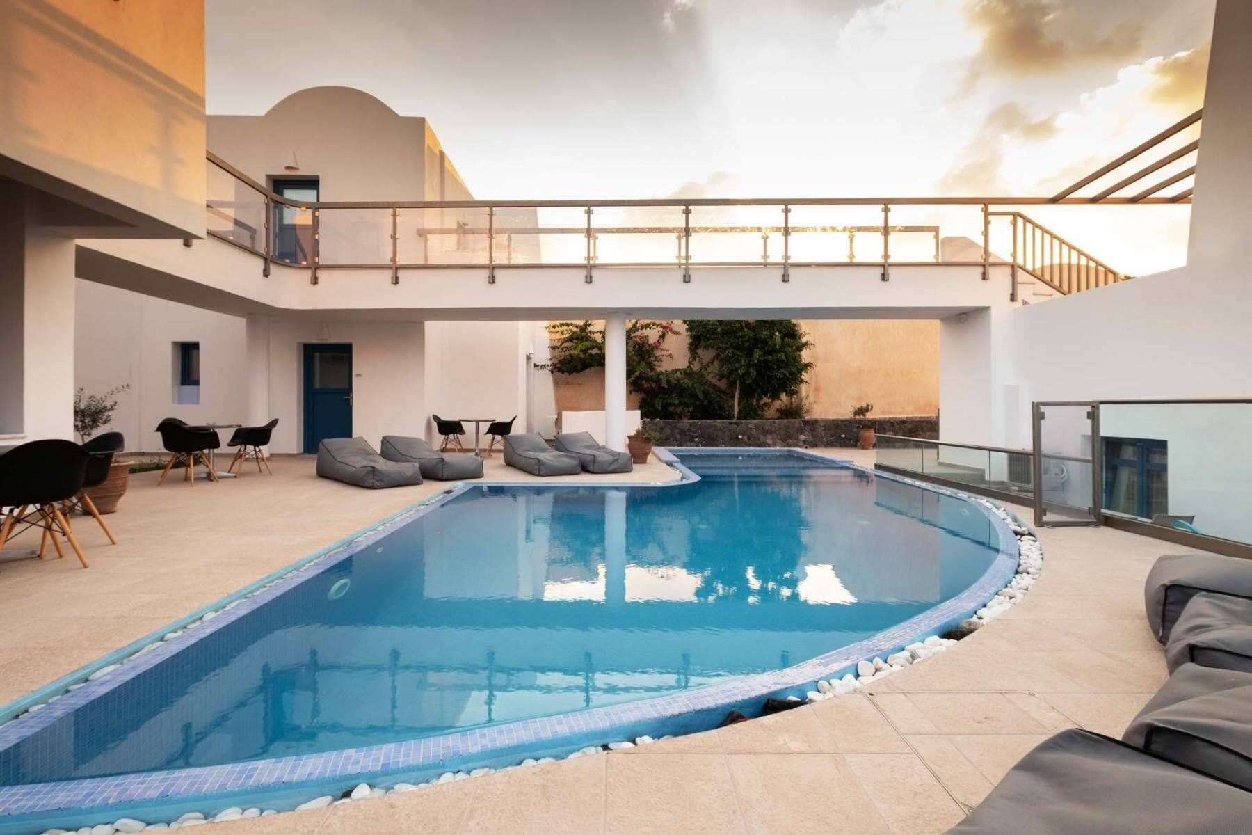 Piscine extérieure, chaises longues