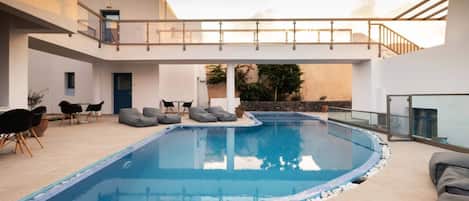 Piscine extérieure, chaises longues