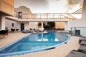 Piscine extérieure, chaises longues