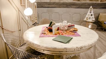 Deluxe-sviitti (Santa Brigida) | Oleskelualue | 32–tuumainen taulutelevisio, jossa kaapelikanavat