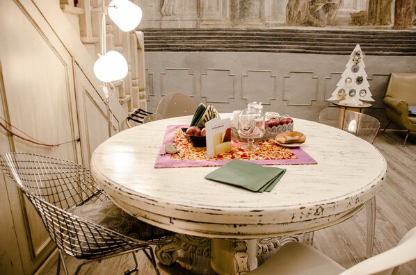 Suite Deluxe (Santa Brigida) | Coin séjour | Télévision à écran plat de 32 pouces avec chaînes par câble, télévision