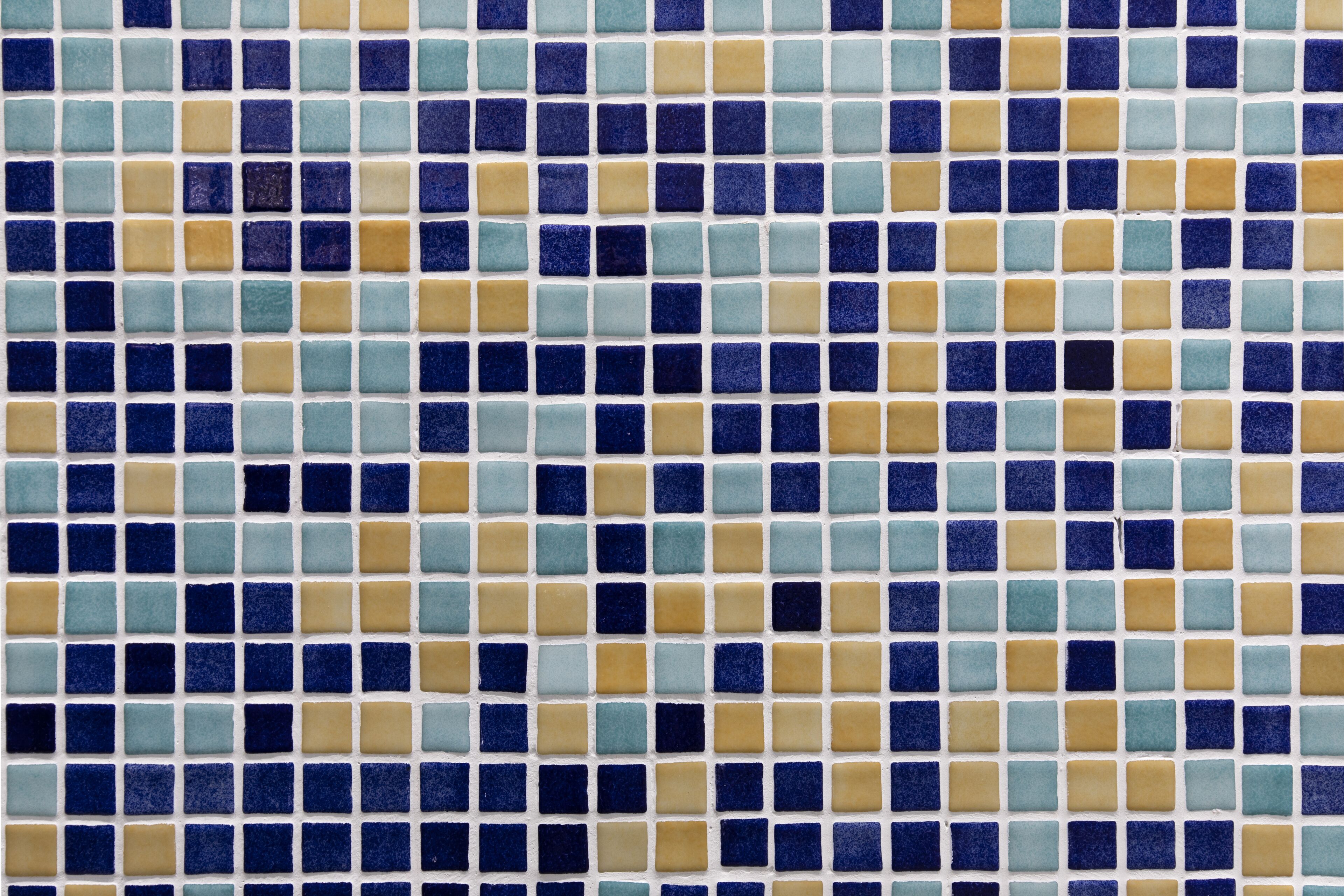 Ein Mosaikfliesenmuster mit Rasteranordnung.