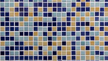 Ein Mosaikfliesenmuster mit Rasteranordnung.
