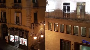 Un edifici de diversos pisos amb balcons i entrada a nivell del carrer.