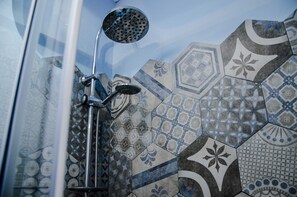 豪華套房 (Santa Brigida) | 浴室 | 淋浴設備、淋浴花灑、免費盥洗用品、吹風機