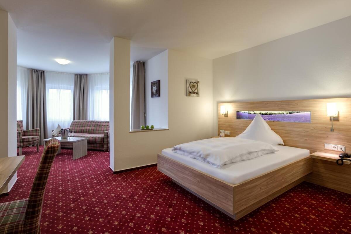 Safe på rommet, skrivebord, blendingsgardiner og wi-fi (inkludert)