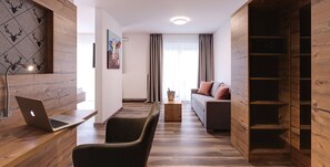 Phòng đôi tiện nghi đơn giản | Két bảo mật tại phòng, bàn, màn/rèm cản sáng 