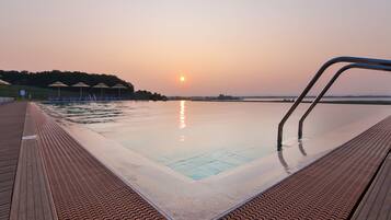 Innenpool, Außenpool (je nach Saison geöffnet)