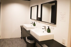 Douche, articles de toilette gratuits, chaussons