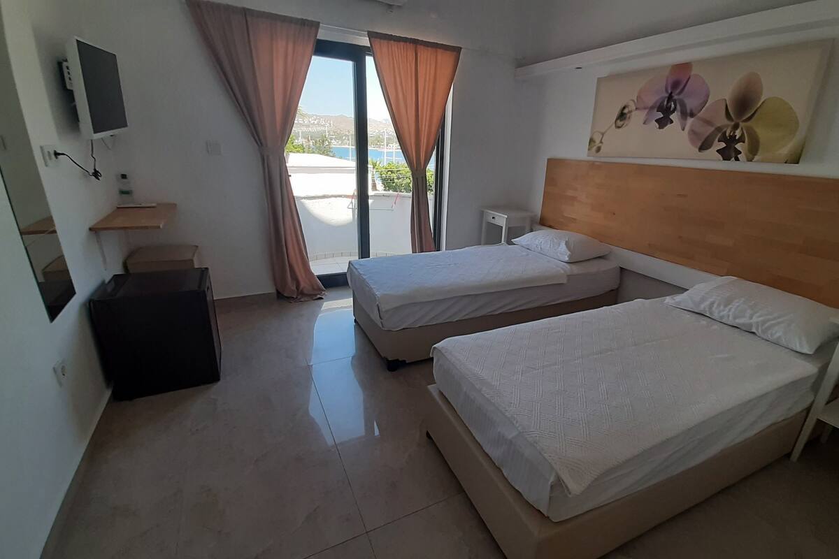 Standard Twin Room | 1 bedroom, blackout drapes, WiFi (free), bed sheets