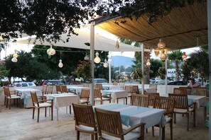 Outdoor dining - Otel Marinada (Bodrum)